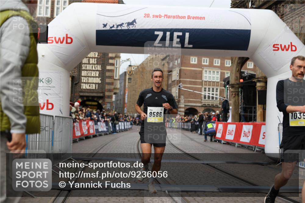 05.10.2025 - 20. swb-Marathon Bremen Yannick Fuchs http://msf.ph/oto/9236056 05.10.2025 10:37:37 Ziel 9586, 10358, 11021 meine-sportfotos.de