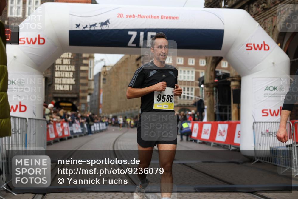 05.10.2025 - 20. swb-Marathon Bremen Yannick Fuchs http://msf.ph/oto/9236079 05.10.2025 10:37:38 Ziel 9586, 10358, 11021 meine-sportfotos.de