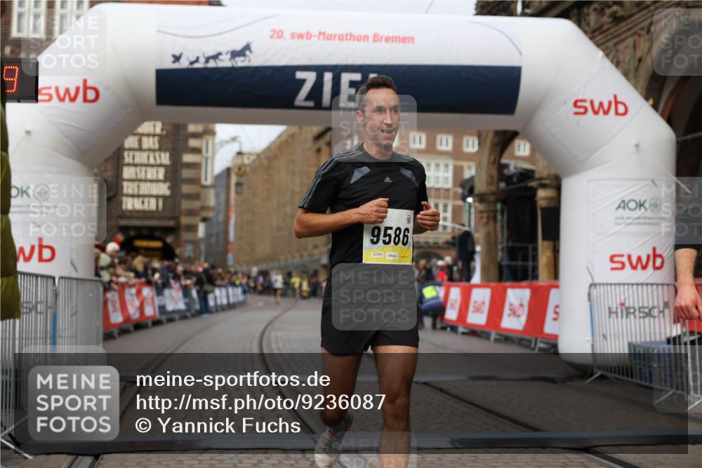 05.10.2025 - 20. swb-Marathon Bremen Yannick Fuchs http://msf.ph/oto/9236087 05.10.2025 10:37:38 Ziel 9586, 10358, 11021 meine-sportfotos.de
