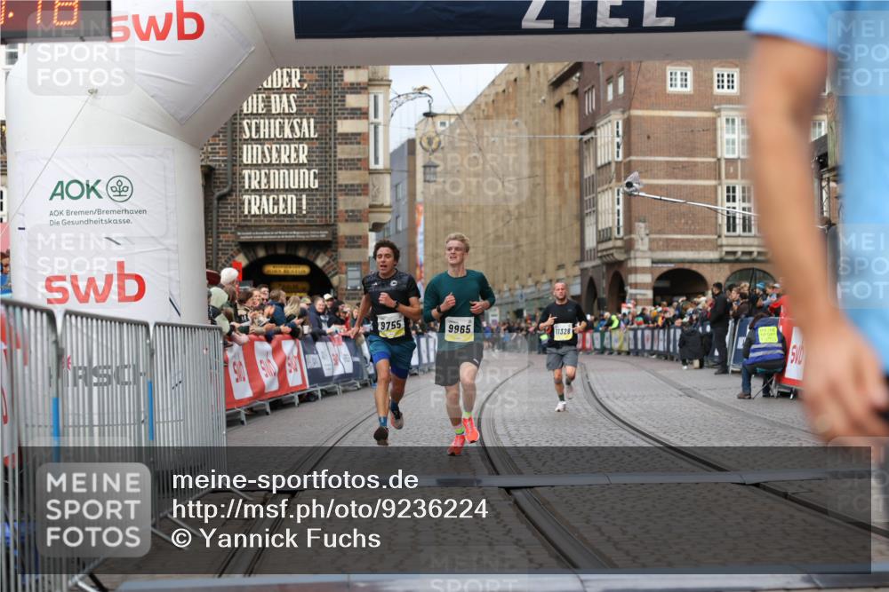 05.10.2025 - 20. swb-Marathon Bremen Yannick Fuchs http://msf.ph/oto/9236224 05.10.2025 10:38:07 Ziel 9755, 11328, 11465 meine-sportfotos.de