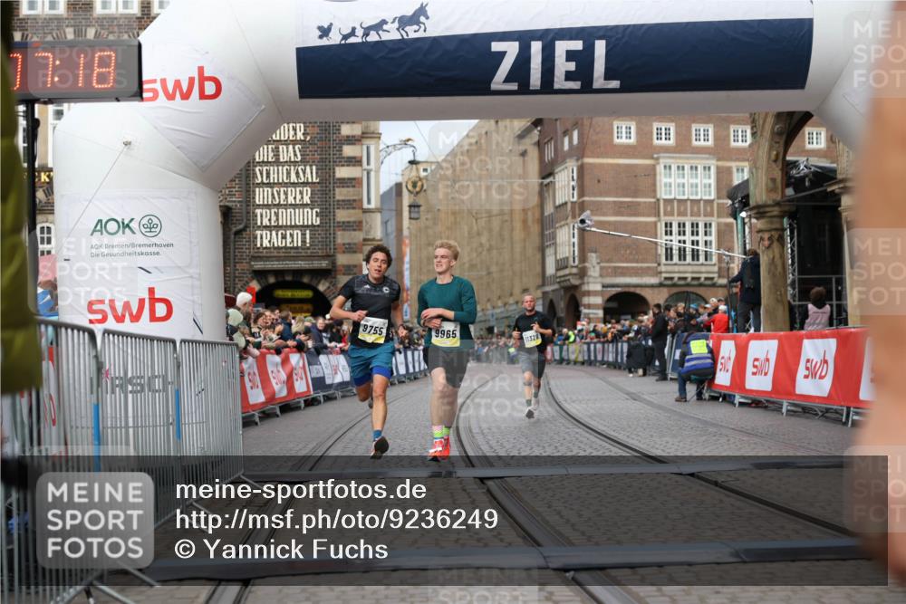 05.10.2025 - 20. swb-Marathon Bremen Yannick Fuchs http://msf.ph/oto/9236249 05.10.2025 10:38:07 Ziel 9755, 11328, 11465 meine-sportfotos.de