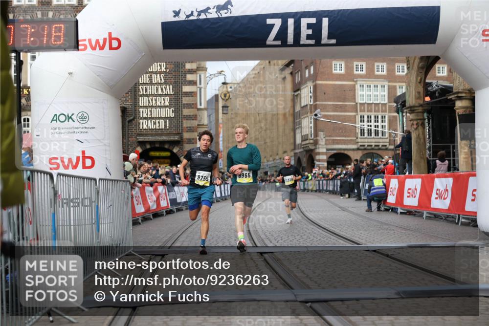 05.10.2025 - 20. swb-Marathon Bremen Yannick Fuchs http://msf.ph/oto/9236263 05.10.2025 10:38:07 Ziel 9755, 11328, 11465 meine-sportfotos.de