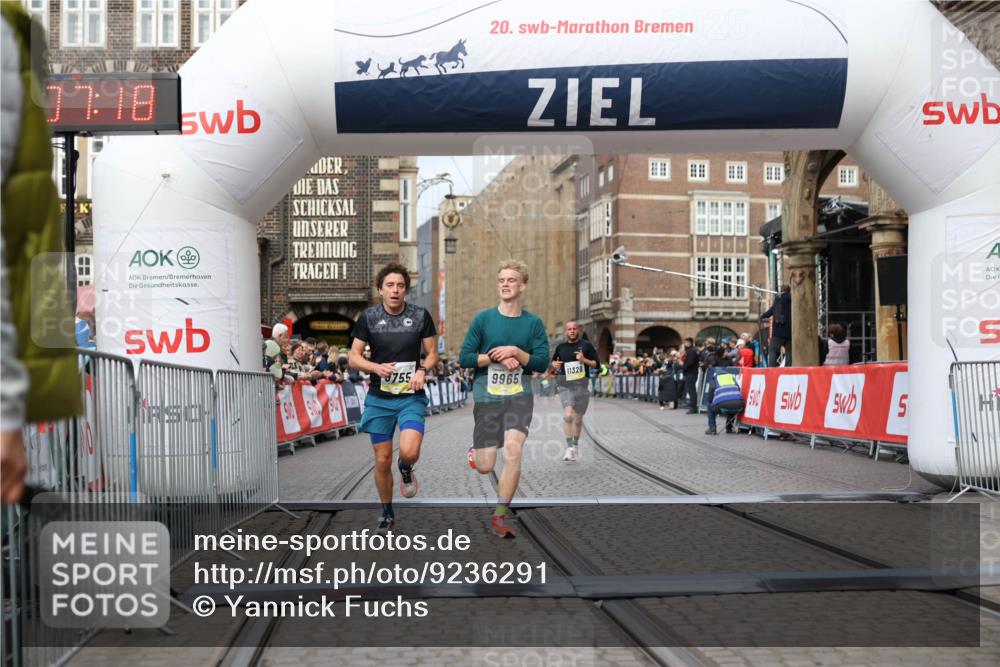 05.10.2025 - 20. swb-Marathon Bremen Yannick Fuchs http://msf.ph/oto/9236291 05.10.2025 10:38:08 Ziel 9755, 11328, 11465 meine-sportfotos.de