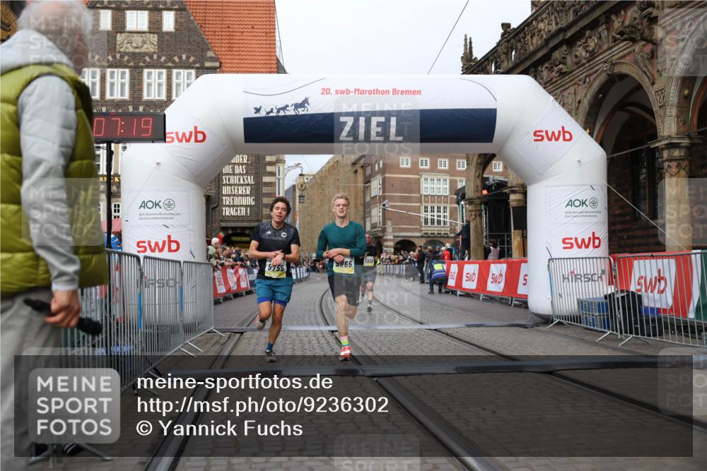 05.10.2025 - 20. swb-Marathon Bremen Yannick Fuchs http://msf.ph/oto/9236302 05.10.2025 10:38:08 Ziel 9755, 11328, 11465 meine-sportfotos.de