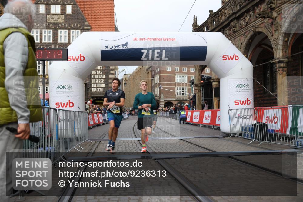 05.10.2025 - 20. swb-Marathon Bremen Yannick Fuchs http://msf.ph/oto/9236313 05.10.2025 10:38:08 Ziel 9755, 11328, 11465 meine-sportfotos.de