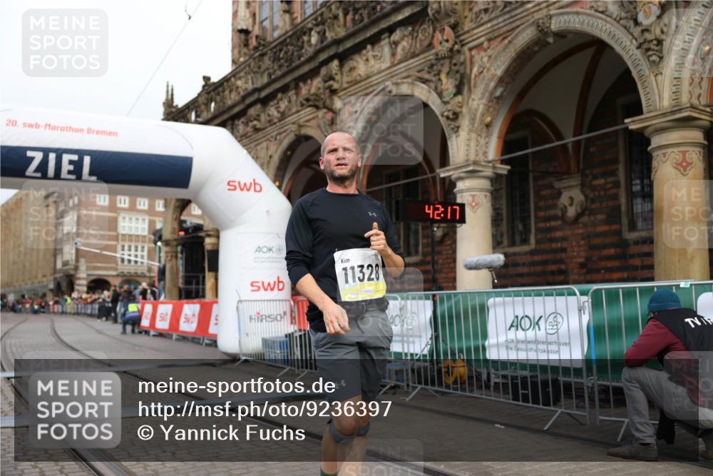 05.10.2025 - 20. swb-Marathon Bremen Yannick Fuchs http://msf.ph/oto/9236397 05.10.2025 10:38:12 Ziel 9755, 11328 meine-sportfotos.de