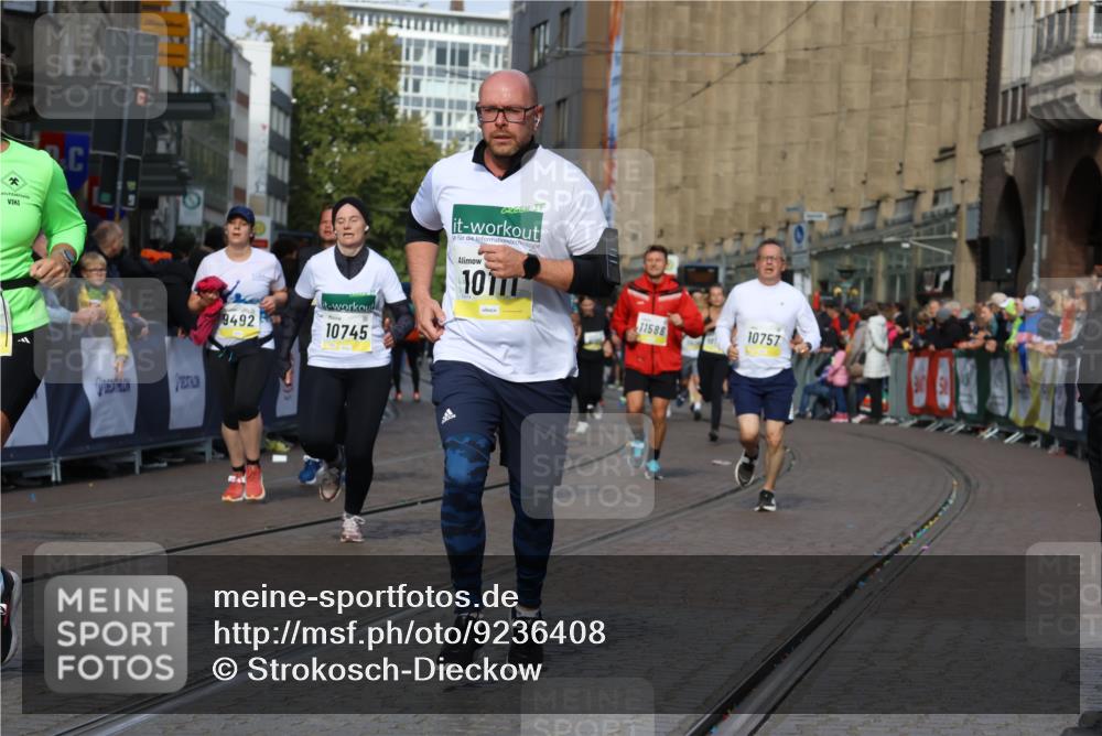 05.10.2025 - 20. swb-Marathon Bremen Strokosch-Dieckow http://msf.ph/oto/9236408 05.10.2025 10:55:31 Ziel 7165, 9492, 9720, 9856, 10107, 10111, 10195, 10262, 10745, 10755, 10757, 11025, 11197, 11588 meine-sportfotos.de