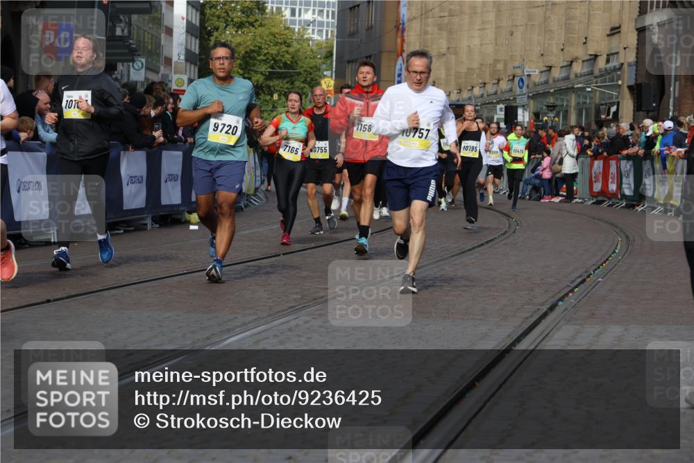 05.10.2025 - 20. swb-Marathon Bremen Strokosch-Dieckow http://msf.ph/oto/9236425 05.10.2025 10:55:33 Ziel 7165, 9195, 9197, 9492, 9720, 9856, 10107, 10111, 10195, 10262, 10475, 10745, 10755, 10757, 10909, 11025, 11197, 11588 meine-sportfotos.de