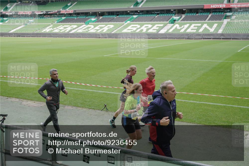 05.10.2025 - 20. swb-Marathon Bremen Michael Burmester http://msf.ph/oto/9236455 05.10.2025 10:32:18 Laufen im Stadion 7165, 7193, 8118, 8326, 8333, 8888, 9176, 9226, 9238, 9256, 9268, 9284, 9313, 9415, 9427, 9436, 9439, 9456, 9494, 9514, 9517, 9581, 9621, 9701, 9776, 9807, 9830, 9834, 9868, 9871, 9956, 9957, 9985, 10019, 10020, 10029, 10038, 10046, 10057, 10064, 10075, 10128, 10206, 10215, 10226, 10242, 10262, 10296, 10310, 10327, 10335, 10369, 10385, 10388, 10416, 10460, 10468, 10487, 10616, 10662, 10719, 10785, 7251, 9004, 9172, 9196, 9252, 9457, 9506, 9903, 10014, 10020, 10222 meine-sportfotos.de