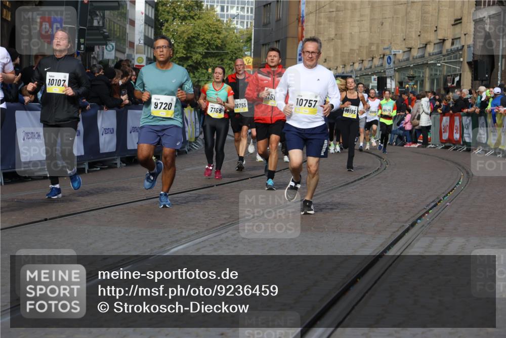 05.10.2025 - 20. swb-Marathon Bremen Strokosch-Dieckow http://msf.ph/oto/9236459 05.10.2025 10:55:34 Ziel 7165, 9195, 9197, 9492, 9720, 9856, 10107, 10111, 10195, 10262, 10475, 10745, 10755, 10757, 10909, 11081, 11197, 11588 meine-sportfotos.de