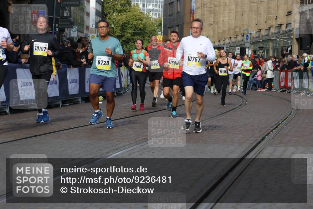 05.10.2025 - 20. swb-Marathon Bremen Strokosch-Dieckow http://msf.ph/oto/9236481 05.10.2025 10:55:34 Ziel 7165, 9195, 9197, 9492, 9720, 9856, 10107, 10111, 10195, 10262, 10475, 10745, 10755, 10757, 10909, 11081, 11197, 11588 meine-sportfotos.de