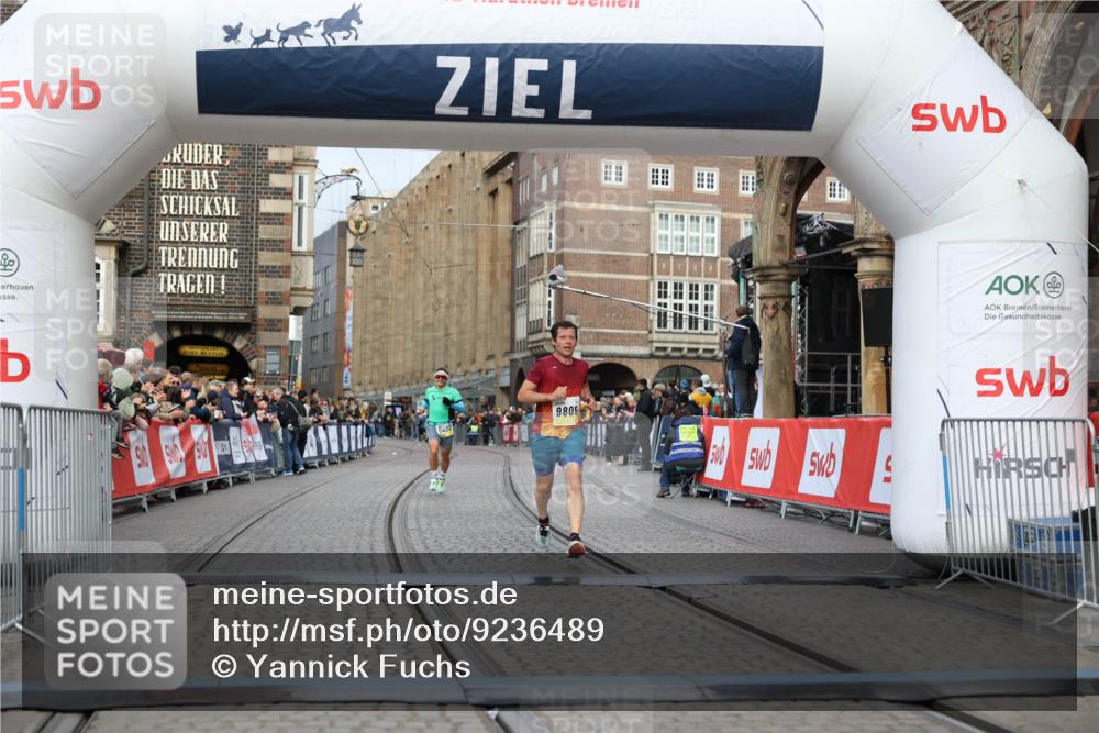 05.10.2025 - 20. swb-Marathon Bremen Yannick Fuchs http://msf.ph/oto/9236489 05.10.2025 10:38:27 Ziel 9809, 11430 meine-sportfotos.de