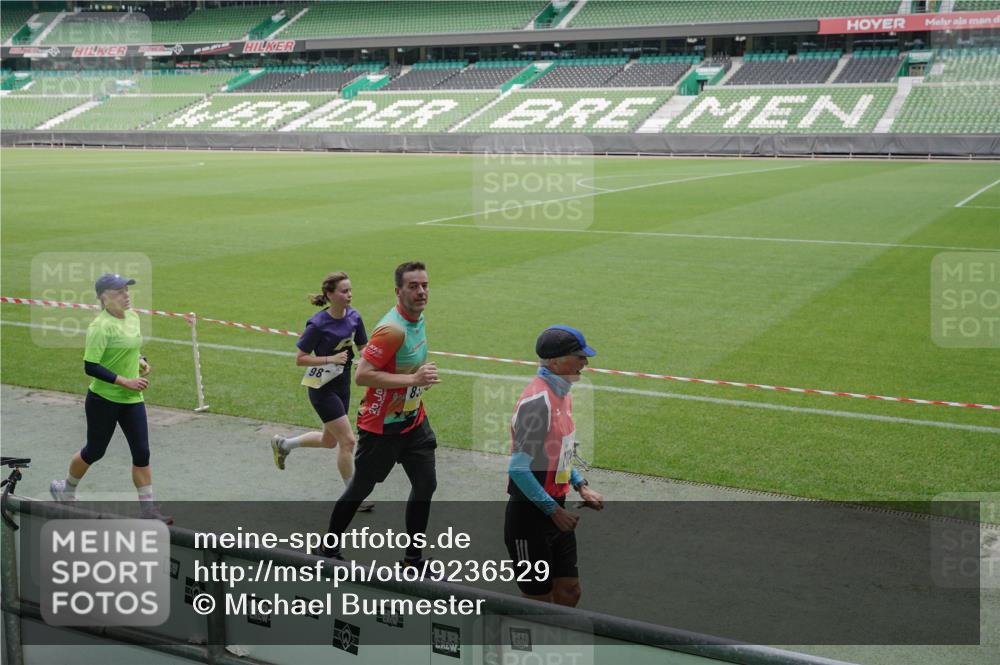 05.10.2025 - 20. swb-Marathon Bremen Michael Burmester http://msf.ph/oto/9236529 05.10.2025 10:32:22 Laufen im Stadion 7165, 7193, 8118, 8326, 8333, 8888, 9176, 9187, 9226, 9238, 9256, 9268, 9284, 9313, 9415, 9427, 9436, 9439, 9456, 9475, 9494, 9514, 9517, 9548, 9581, 9621, 9701, 9776, 9807, 9830, 9834, 9868, 9871, 9956, 9957, 9985, 10007, 10019, 10029, 10038, 10046, 10057, 10064, 10075, 10128, 10206, 10215, 10226, 10242, 10262, 10296, 10310, 10327, 10335, 10369, 10385, 10388, 10416, 10460, 10468, 10487, 10616, 10662, 10785, 9172, 9196, 9506, 9903, 10014, 10020, 10222, 10719 meine-sportfotos.de