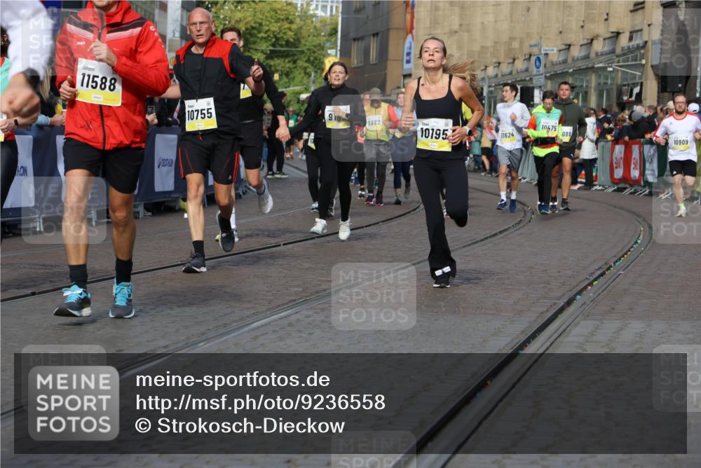 05.10.2025 - 20. swb-Marathon Bremen Strokosch-Dieckow http://msf.ph/oto/9236558 05.10.2025 10:55:37 Ziel 7165, 9195, 9197, 9492, 9720, 10088, 10107, 10195, 10262, 10323, 10475, 10755, 10757, 10909, 11081, 11586, 11588 meine-sportfotos.de