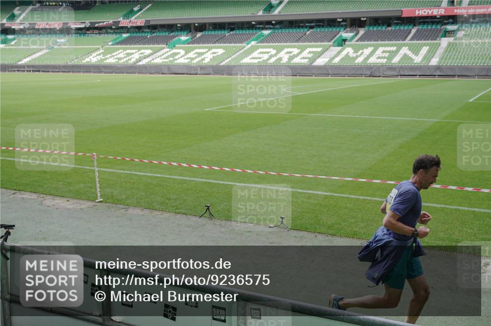 05.10.2025 - 20. swb-Marathon Bremen Michael Burmester http://msf.ph/oto/9236575 05.10.2025 10:32:25 Laufen im Stadion 7165, 7193, 8118, 8326, 8333, 8888, 9176, 9187, 9226, 9238, 9268, 9284, 9313, 9415, 9427, 9436, 9439, 9456, 9475, 9494, 9514, 9517, 9548, 9621, 9701, 9776, 9807, 9830, 9834, 9868, 9871, 9956, 9957, 9985, 10007, 10019, 10038, 10046, 10057, 10064, 10075, 10128, 10174, 10206, 10215, 10242, 10262, 10296, 10327, 10369, 10385, 10388, 10416, 10460, 10468, 10487, 10616, 10662, 10785, 9172, 9196, 9506, 9903, 10014, 10020, 10222, 10719 meine-sportfotos.de