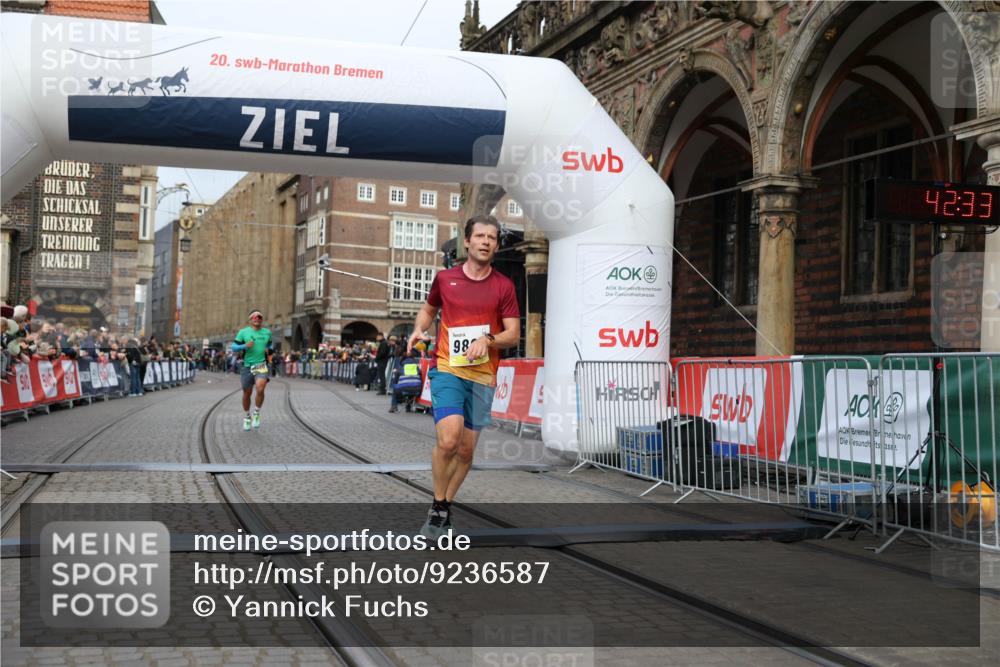 05.10.2025 - 20. swb-Marathon Bremen Yannick Fuchs http://msf.ph/oto/9236587 05.10.2025 10:38:28 Ziel 9809, 11430 meine-sportfotos.de
