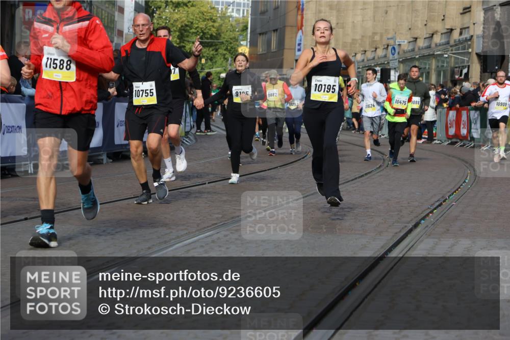 05.10.2025 - 20. swb-Marathon Bremen Strokosch-Dieckow http://msf.ph/oto/9236605 05.10.2025 10:55:37 Ziel 7165, 9195, 9197, 9492, 9720, 10088, 10107, 10195, 10262, 10323, 10475, 10755, 10757, 10909, 11081, 11586, 11588 meine-sportfotos.de