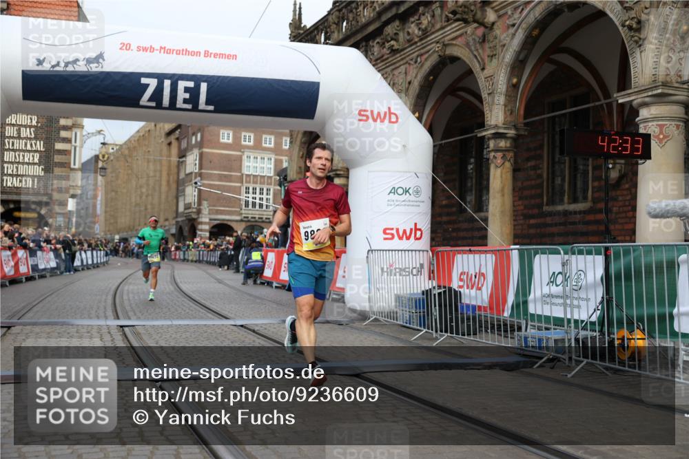 05.10.2025 - 20. swb-Marathon Bremen Yannick Fuchs http://msf.ph/oto/9236609 05.10.2025 10:38:29 Ziel 9809, 11430 meine-sportfotos.de