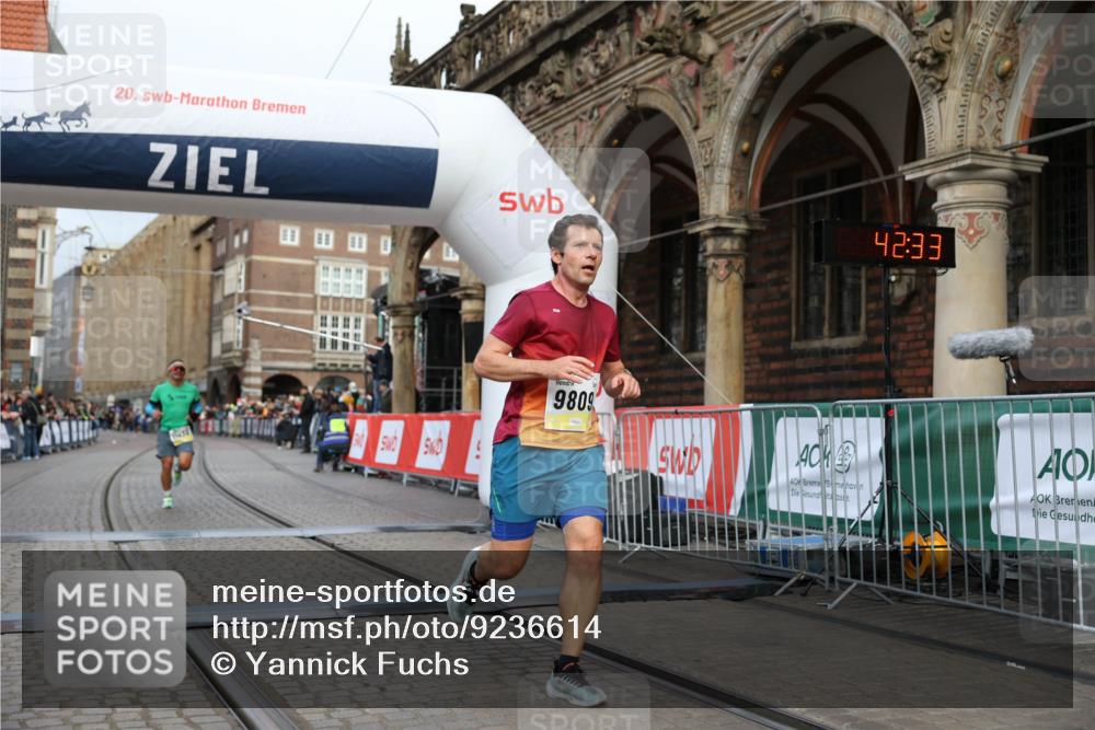 05.10.2025 - 20. swb-Marathon Bremen Yannick Fuchs http://msf.ph/oto/9236614 05.10.2025 10:38:29 Ziel 9809, 11430 meine-sportfotos.de