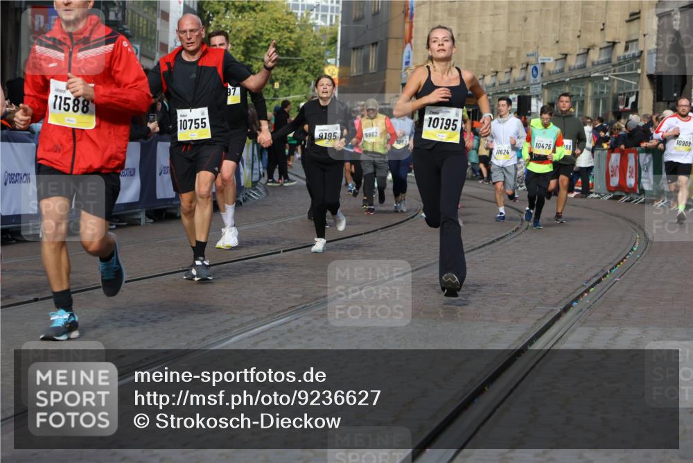 05.10.2025 - 20. swb-Marathon Bremen Strokosch-Dieckow http://msf.ph/oto/9236627 05.10.2025 10:55:37 Ziel 7165, 9195, 9197, 9492, 9720, 10088, 10107, 10195, 10262, 10323, 10475, 10755, 10757, 10909, 11081, 11586, 11588 meine-sportfotos.de