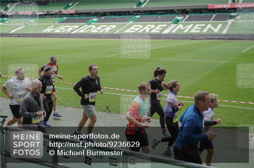 05.10.2025 - 20. swb-Marathon Bremen Michael Burmester http://msf.ph/oto/9236629 05.10.2025 10:32:27 Laufen im Stadion 7165, 7193, 8118, 8326, 8333, 8888, 9176, 9187, 9226, 9238, 9268, 9284, 9313, 9318, 9415, 9427, 9436, 9439, 9456, 9475, 9494, 9514, 9517, 9548, 9621, 9701, 9776, 9807, 9830, 9834, 9868, 9871, 9939, 9956, 9957, 9985, 10007, 10019, 10038, 10046, 10057, 10064, 10075, 10128, 10174, 10215, 10242, 10262, 10326, 10327, 10349, 10369, 10385, 10388, 10416, 10436, 10460, 10468, 10487, 10616, 10662, 10785, 9172, 9196, 9506, 9903, 10014, 10020, 10222, 10719 meine-sportfotos.de