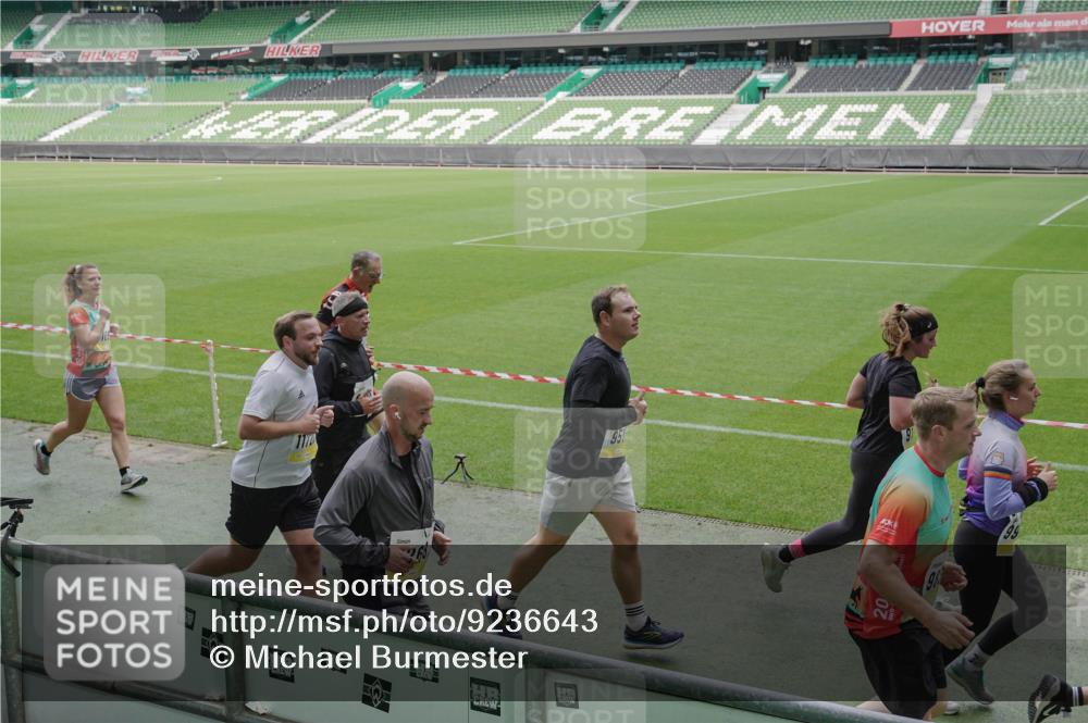 05.10.2025 - 20. swb-Marathon Bremen Michael Burmester http://msf.ph/oto/9236643 05.10.2025 10:32:28 Laufen im Stadion 7165, 7193, 8118, 8326, 8333, 9176, 9187, 9226, 9238, 9268, 9284, 9313, 9318, 9415, 9427, 9436, 9439, 9456, 9475, 9494, 9514, 9517, 9548, 9621, 9701, 9776, 9807, 9830, 9834, 9868, 9871, 9939, 9956, 9957, 9985, 10007, 10019, 10038, 10046, 10057, 10064, 10075, 10128, 10174, 10215, 10242, 10262, 10308, 10309, 10326, 10327, 10349, 10369, 10385, 10388, 10416, 10436, 10460, 10468, 10487, 10616, 10662, 10785, 9506, 9903, 10014, 10020, 10222, 10719 meine-sportfotos.de