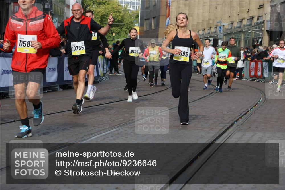 05.10.2025 - 20. swb-Marathon Bremen Strokosch-Dieckow http://msf.ph/oto/9236646 05.10.2025 10:55:37 Ziel 7165, 9195, 9197, 9492, 9720, 10088, 10107, 10195, 10262, 10323, 10475, 10755, 10757, 10909, 11081, 11586, 11588 meine-sportfotos.de