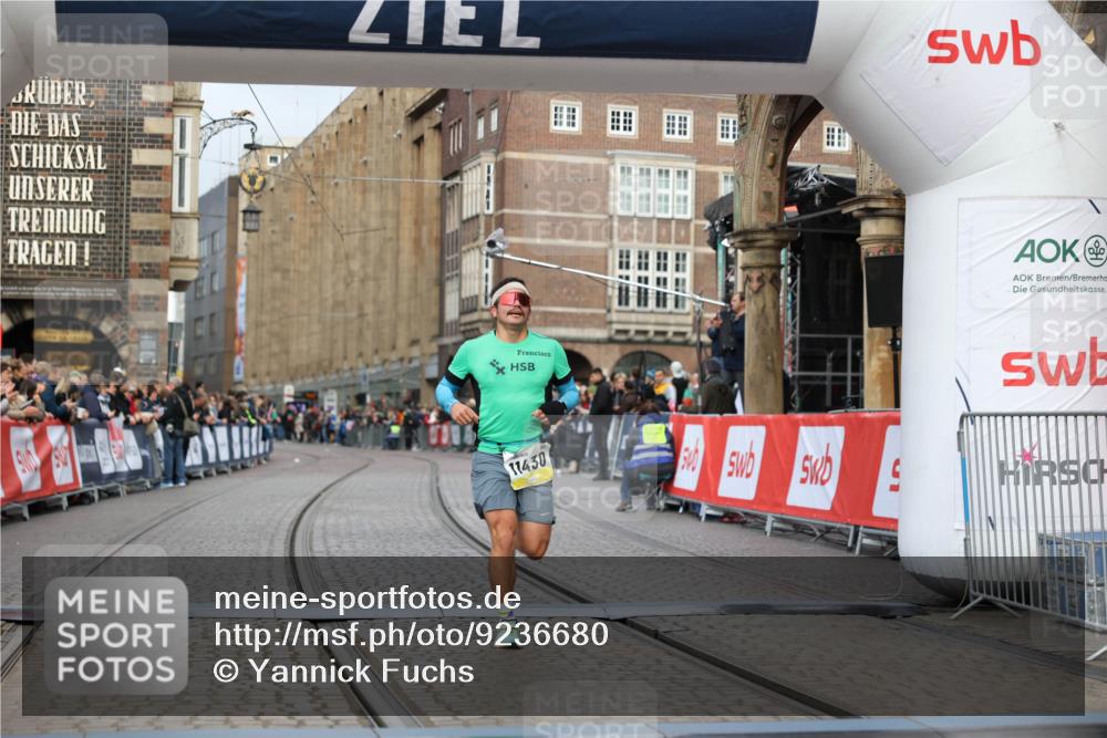 05.10.2025 - 20. swb-Marathon Bremen Yannick Fuchs http://msf.ph/oto/9236680 05.10.2025 10:38:30 Ziel 9809, 11430 meine-sportfotos.de