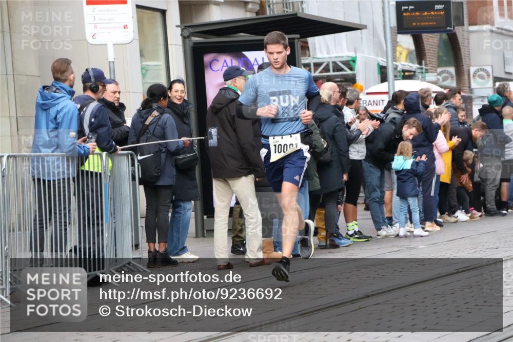 05.10.2025 - 20. swb-Marathon Bremen Strokosch-Dieckow http://msf.ph/oto/9236692 05.10.2025 10:44:53 Ziel 9202, 9290, 9396, 9678, 9885, 9963, 10091, 10431, 10447, 10634, 10822, 10898, 11346, 11362, 11488, 11715, 9202, 9290, 9396, 9678, 9885, 9963, 10091, 10431, 10447, 10634, 10822, 10898, 11346, 11362, 11488, 11715 meine-sportfotos.de