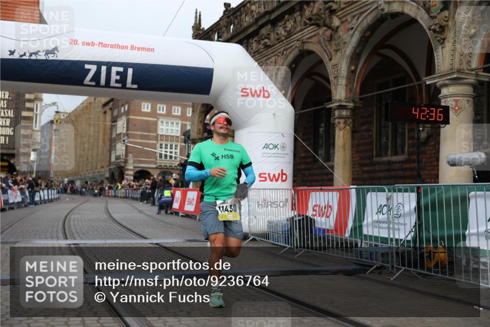 05.10.2025 - 20. swb-Marathon Bremen Yannick Fuchs http://msf.ph/oto/9236764 05.10.2025 10:38:32 Ziel 9809, 11430 meine-sportfotos.de