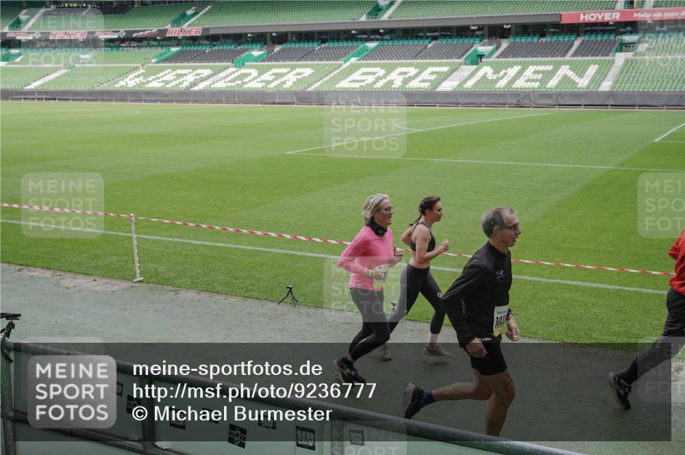 05.10.2025 - 20. swb-Marathon Bremen Michael Burmester http://msf.ph/oto/9236777 05.10.2025 10:32:32 Laufen im Stadion 7165, 8118, 8326, 8333, 9176, 9187, 9238, 9268, 9284, 9295, 9313, 9318, 9407, 9415, 9427, 9436, 9439, 9456, 9461, 9464, 9475, 9494, 9514, 9517, 9548, 9621, 9650, 9701, 9754, 9776, 9807, 9830, 9834, 9868, 9918, 9939, 9956, 9957, 9985, 10007, 10019, 10038, 10046, 10057, 10064, 10075, 10097, 10128, 10174, 10215, 10242, 10262, 10308, 10309, 10326, 10327, 10349, 10369, 10385, 10388, 10416, 10436, 10460, 10468, 10487, 10616, 10662, 10785, 9506, 9903, 10014, 10020, 10719 meine-sportfotos.de