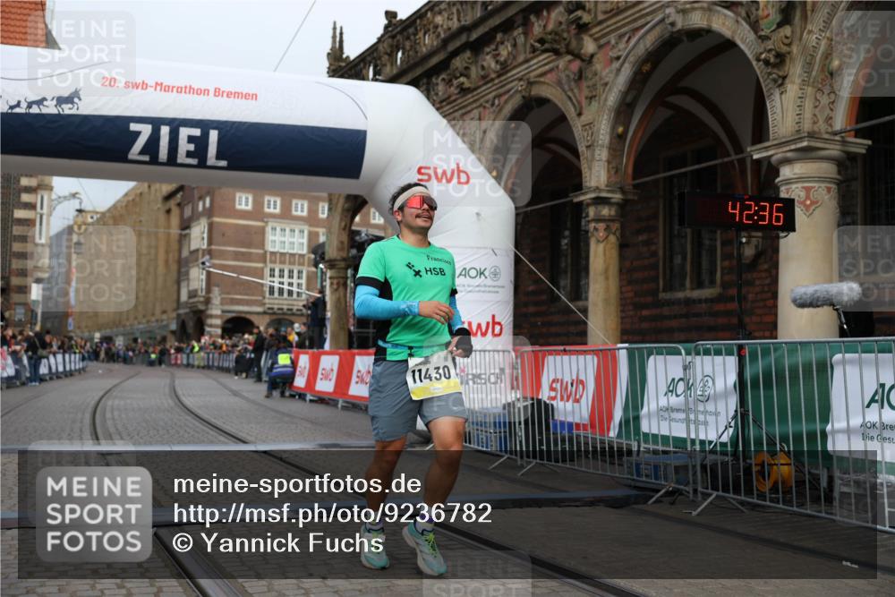 05.10.2025 - 20. swb-Marathon Bremen Yannick Fuchs http://msf.ph/oto/9236782 05.10.2025 10:38:32 Ziel 9809, 11430 meine-sportfotos.de