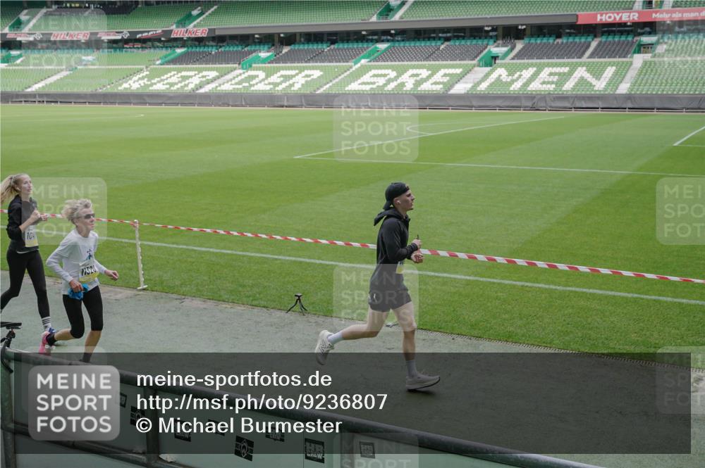 05.10.2025 - 20. swb-Marathon Bremen Michael Burmester http://msf.ph/oto/9236807 05.10.2025 10:32:36 Laufen im Stadion 7165, 8118, 8326, 8333, 9176, 9187, 9195, 9197, 9238, 9268, 9284, 9295, 9313, 9318, 9392, 9407, 9427, 9436, 9439, 9456, 9461, 9464, 9475, 9494, 9514, 9517, 9548, 9621, 9650, 9701, 9754, 9776, 9830, 9834, 9856, 9868, 9918, 9939, 9950, 9956, 9957, 9985, 10007, 10034, 10038, 10046, 10064, 10075, 10097, 10128, 10174, 10215, 10242, 10262, 10308, 10309, 10326, 10327, 10349, 10369, 10385, 10388, 10416, 10436, 10460, 10468, 10487, 10616, 10662, 10785, 10014, 10020, 10719 meine-sportfotos.de