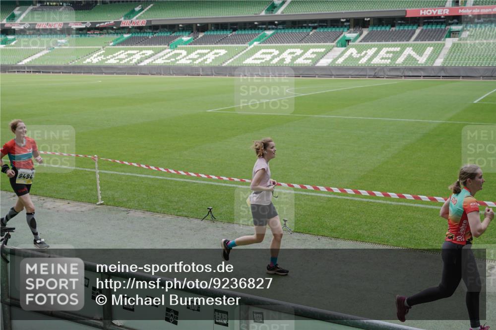 05.10.2025 - 20. swb-Marathon Bremen Michael Burmester http://msf.ph/oto/9236827 05.10.2025 10:32:39 Laufen im Stadion 7165, 8118, 8326, 8333, 9176, 9187, 9195, 9197, 9238, 9268, 9284, 9295, 9313, 9318, 9392, 9402, 9407, 9427, 9436, 9439, 9456, 9461, 9464, 9475, 9492, 9494, 9514, 9517, 9548, 9574, 9621, 9650, 9701, 9754, 9776, 9830, 9834, 9856, 9868, 9918, 9933, 9939, 9950, 9956, 9957, 9985, 10007, 10034, 10038, 10046, 10064, 10075, 10097, 10128, 10174, 10215, 10242, 10262, 10308, 10309, 10326, 10327, 10349, 10385, 10388, 10402, 10416, 10436, 10460, 10487, 10785, 10719 meine-sportfotos.de