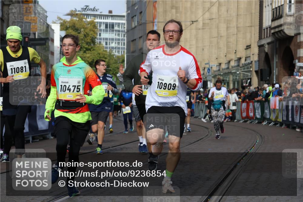 05.10.2025 - 20. swb-Marathon Bremen Strokosch-Dieckow http://msf.ph/oto/9236854 05.10.2025 10:55:42 Ziel 7165, 9195, 9197, 9521, 9621, 9882, 10088, 10253, 10287, 10323, 10385, 10475, 10653, 10755, 10800, 10909, 11081, 11249, 11586, 11588, 11624 meine-sportfotos.de