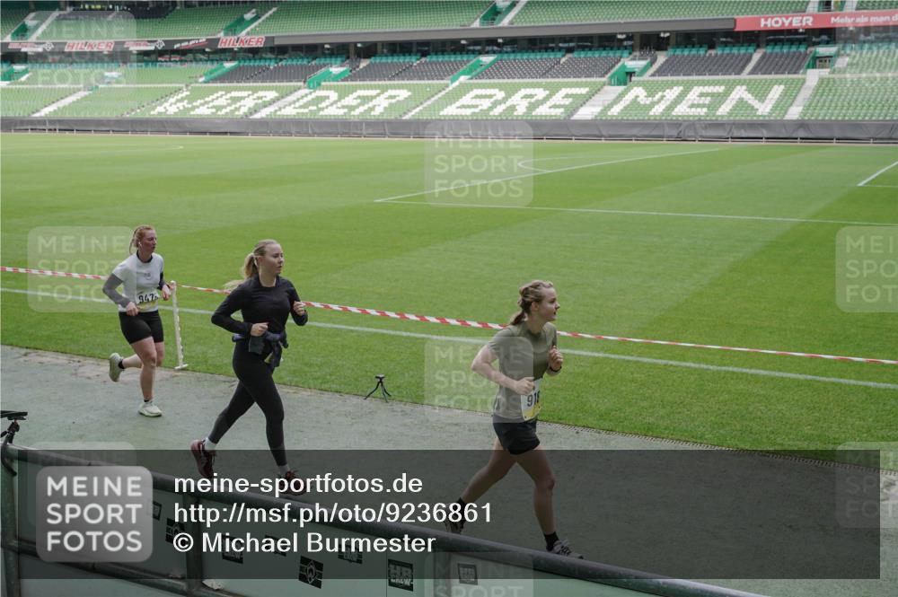 05.10.2025 - 20. swb-Marathon Bremen Michael Burmester http://msf.ph/oto/9236861 05.10.2025 10:32:42 Laufen im Stadion 7165, 8118, 8326, 8333, 9176, 9187, 9195, 9197, 9238, 9268, 9284, 9295, 9313, 9318, 9367, 9392, 9402, 9407, 9427, 9436, 9439, 9456, 9461, 9464, 9475, 9492, 9494, 9514, 9517, 9548, 9570, 9574, 9621, 9650, 9701, 9703, 9754, 9776, 9830, 9834, 9856, 9868, 9900, 9918, 9933, 9939, 9950, 9956, 9957, 9985, 10007, 10034, 10038, 10042, 10046, 10064, 10075, 10097, 10128, 10174, 10215, 10242, 10262, 10308, 10309, 10326, 10349, 10385, 10388, 10402, 10416, 10436, 10460, 10475, 10487 meine-sportfotos.de