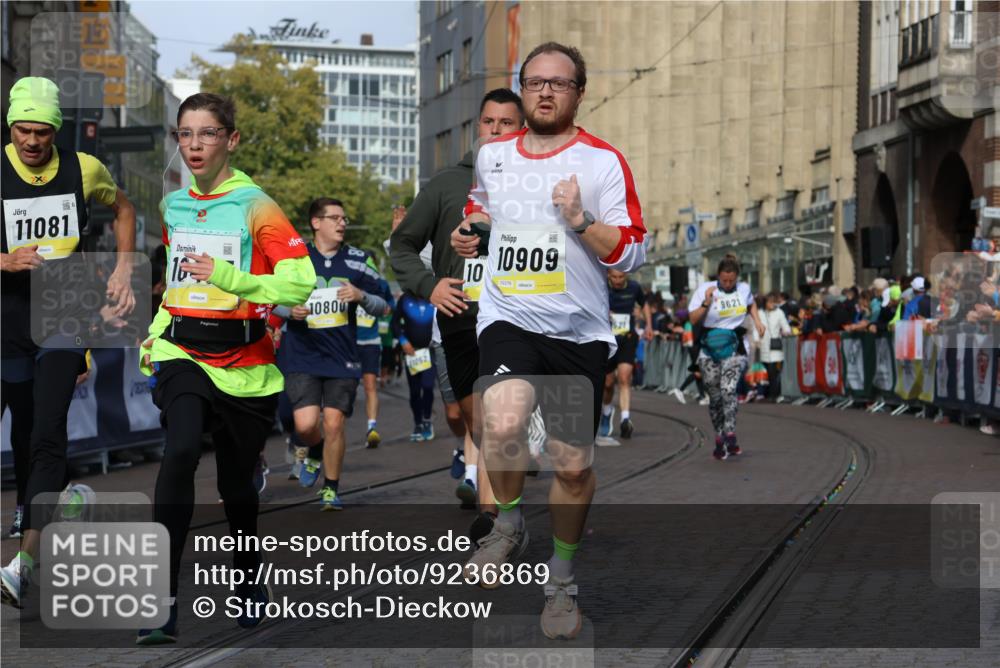 05.10.2025 - 20. swb-Marathon Bremen Strokosch-Dieckow http://msf.ph/oto/9236869 05.10.2025 10:55:43 Ziel 9195, 9197, 9521, 9621, 9882, 10088, 10253, 10287, 10323, 10385, 10475, 10653, 10800, 10909, 11081, 11249, 11586, 11624 meine-sportfotos.de