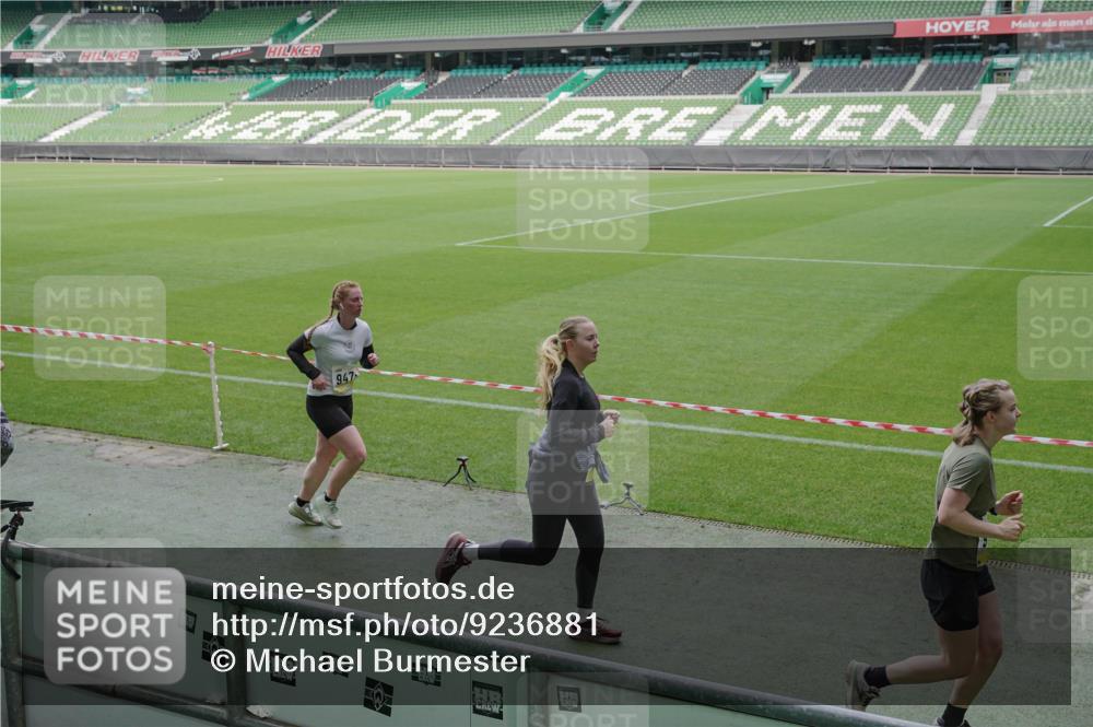 05.10.2025 - 20. swb-Marathon Bremen Michael Burmester http://msf.ph/oto/9236881 05.10.2025 10:32:43 Laufen im Stadion 7165, 8118, 8326, 8333, 9176, 9187, 9195, 9197, 9238, 9268, 9284, 9295, 9313, 9318, 9367, 9392, 9402, 9407, 9427, 9436, 9439, 9456, 9461, 9464, 9475, 9492, 9494, 9514, 9517, 9548, 9570, 9574, 9621, 9650, 9701, 9703, 9754, 9776, 9830, 9834, 9856, 9868, 9900, 9918, 9933, 9939, 9950, 9956, 9957, 9985, 10007, 10034, 10038, 10042, 10046, 10064, 10075, 10097, 10128, 10174, 10215, 10242, 10262, 10308, 10309, 10326, 10349, 10385, 10388, 10402, 10416, 10436, 10460, 10475, 10487 meine-sportfotos.de
