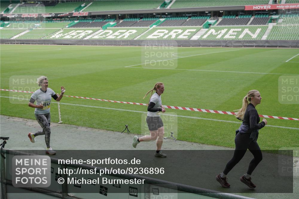 05.10.2025 - 20. swb-Marathon Bremen Michael Burmester http://msf.ph/oto/9236896 05.10.2025 10:32:43 Laufen im Stadion 7165, 8118, 8326, 8333, 9176, 9187, 9195, 9197, 9238, 9268, 9284, 9295, 9313, 9318, 9367, 9392, 9402, 9407, 9427, 9436, 9439, 9456, 9461, 9464, 9475, 9492, 9494, 9514, 9517, 9548, 9570, 9574, 9621, 9650, 9701, 9703, 9754, 9776, 9830, 9834, 9856, 9868, 9900, 9918, 9933, 9939, 9950, 9956, 9957, 9985, 10007, 10034, 10038, 10042, 10046, 10064, 10075, 10097, 10128, 10174, 10215, 10242, 10262, 10308, 10309, 10326, 10349, 10385, 10388, 10402, 10416, 10436, 10460, 10475, 10487 meine-sportfotos.de