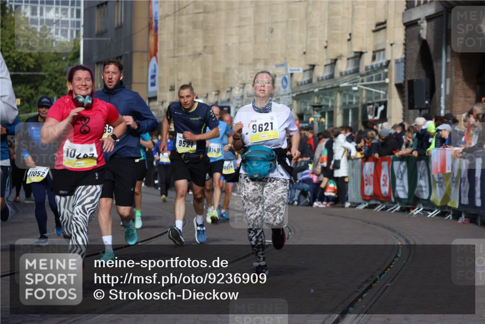 05.10.2025 - 20. swb-Marathon Bremen Strokosch-Dieckow http://msf.ph/oto/9236909 05.10.2025 10:55:44 Ziel 9197, 9521, 9621, 9882, 10088, 10253, 10287, 10323, 10385, 10653, 10800, 10909, 11052, 11081, 11249, 11586, 11624 meine-sportfotos.de