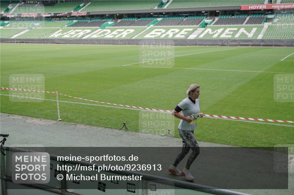 05.10.2025 - 20. swb-Marathon Bremen Michael Burmester http://msf.ph/oto/9236913 05.10.2025 10:32:44 Laufen im Stadion 7165, 8118, 8326, 8333, 9176, 9187, 9195, 9197, 9238, 9268, 9284, 9295, 9313, 9318, 9367, 9392, 9402, 9407, 9427, 9436, 9439, 9456, 9461, 9464, 9475, 9492, 9494, 9514, 9517, 9548, 9570, 9574, 9621, 9650, 9701, 9703, 9754, 9776, 9830, 9834, 9856, 9868, 9900, 9918, 9933, 9939, 9950, 9956, 9957, 9985, 10007, 10034, 10038, 10042, 10046, 10075, 10097, 10128, 10174, 10215, 10262, 10308, 10309, 10326, 10349, 10385, 10388, 10402, 10416, 10436, 10460, 10475, 10487 meine-sportfotos.de