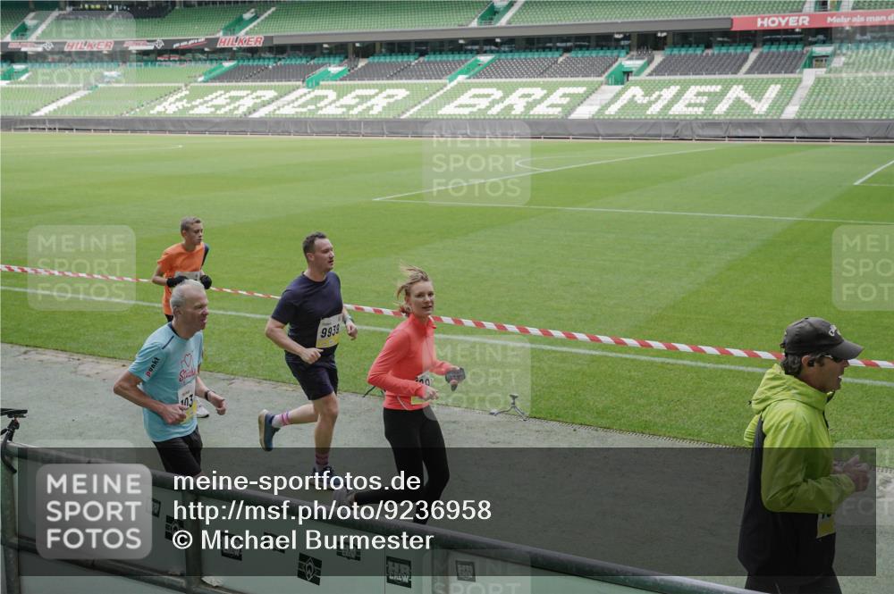 05.10.2025 - 20. swb-Marathon Bremen Michael Burmester http://msf.ph/oto/9236958 05.10.2025 10:32:46 Laufen im Stadion 7165, 8118, 8326, 8333, 9176, 9187, 9195, 9197, 9238, 9268, 9284, 9295, 9313, 9318, 9367, 9392, 9402, 9407, 9427, 9436, 9439, 9456, 9461, 9464, 9475, 9492, 9494, 9514, 9517, 9548, 9570, 9574, 9621, 9650, 9701, 9703, 9754, 9776, 9830, 9834, 9856, 9868, 9900, 9918, 9933, 9939, 9950, 9956, 9957, 9985, 10007, 10034, 10042, 10046, 10075, 10097, 10128, 10174, 10215, 10234, 10253, 10262, 10308, 10309, 10326, 10349, 10385, 10388, 10402, 10416, 10436, 10460, 10475, 10487 meine-sportfotos.de