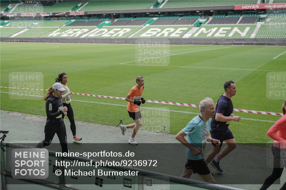 05.10.2025 - 20. swb-Marathon Bremen Michael Burmester http://msf.ph/oto/9236972 05.10.2025 10:32:47 Laufen im Stadion 7165, 8326, 8333, 9176, 9187, 9195, 9197, 9238, 9260, 9268, 9284, 9295, 9313, 9318, 9367, 9392, 9402, 9407, 9427, 9436, 9439, 9456, 9461, 9464, 9475, 9492, 9494, 9514, 9517, 9548, 9570, 9574, 9621, 9650, 9701, 9703, 9754, 9776, 9830, 9834, 9856, 9868, 9900, 9918, 9933, 9939, 9950, 9956, 9957, 9985, 10007, 10034, 10042, 10046, 10097, 10128, 10174, 10215, 10234, 10253, 10262, 10308, 10309, 10326, 10349, 10385, 10388, 10394, 10402, 10416, 10436, 10460, 10475, 10487 meine-sportfotos.de
