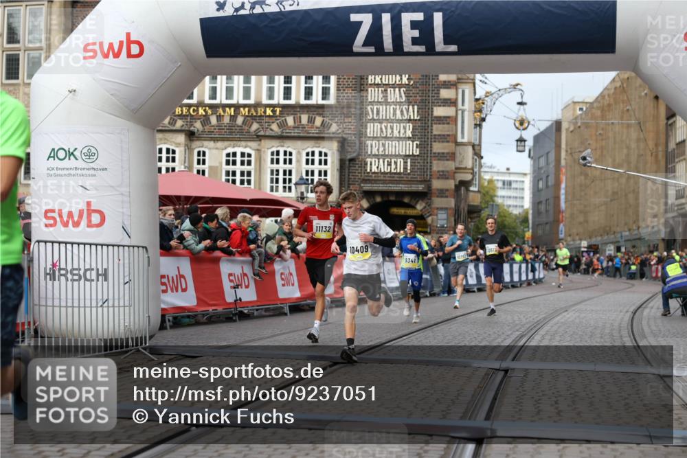 05.10.2025 - 20. swb-Marathon Bremen Yannick Fuchs http://msf.ph/oto/9237051 05.10.2025 10:38:52 Ziel 9341, 10352, 10409, 10517, 10862, 11132 meine-sportfotos.de