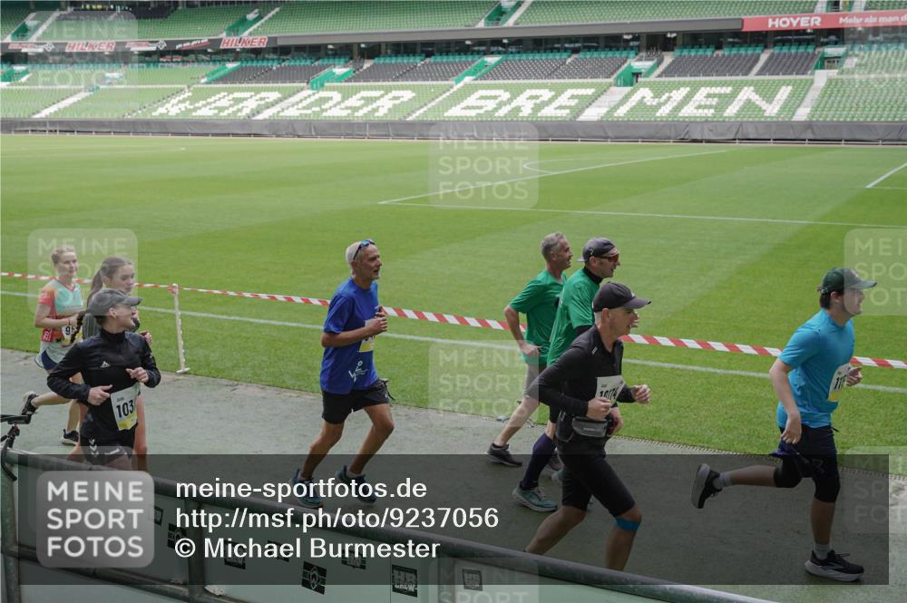 05.10.2025 - 20. swb-Marathon Bremen Michael Burmester http://msf.ph/oto/9237056 05.10.2025 10:32:51 Laufen im Stadion 7165, 8326, 8333, 9176, 9187, 9195, 9197, 9238, 9260, 9268, 9284, 9295, 9313, 9318, 9367, 9392, 9402, 9407, 9436, 9439, 9456, 9461, 9464, 9475, 9492, 9494, 9514, 9517, 9539, 9548, 9570, 9574, 9650, 9703, 9754, 9776, 9830, 9834, 9856, 9868, 9900, 9918, 9933, 9939, 9950, 9956, 9957, 9985, 10007, 10008, 10034, 10042, 10046, 10097, 10174, 10215, 10234, 10253, 10308, 10309, 10326, 10349, 10385, 10387, 10388, 10394, 10402, 10416, 10436, 10460, 10475, 10487 meine-sportfotos.de