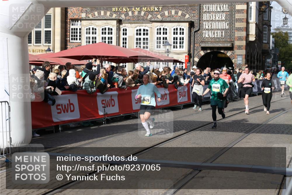 05.10.2025 - 20. swb-Marathon Bremen Yannick Fuchs http://msf.ph/oto/9237065 05.10.2025 11:06:05 Ziel 7777, 9931, 11425, 11468 meine-sportfotos.de