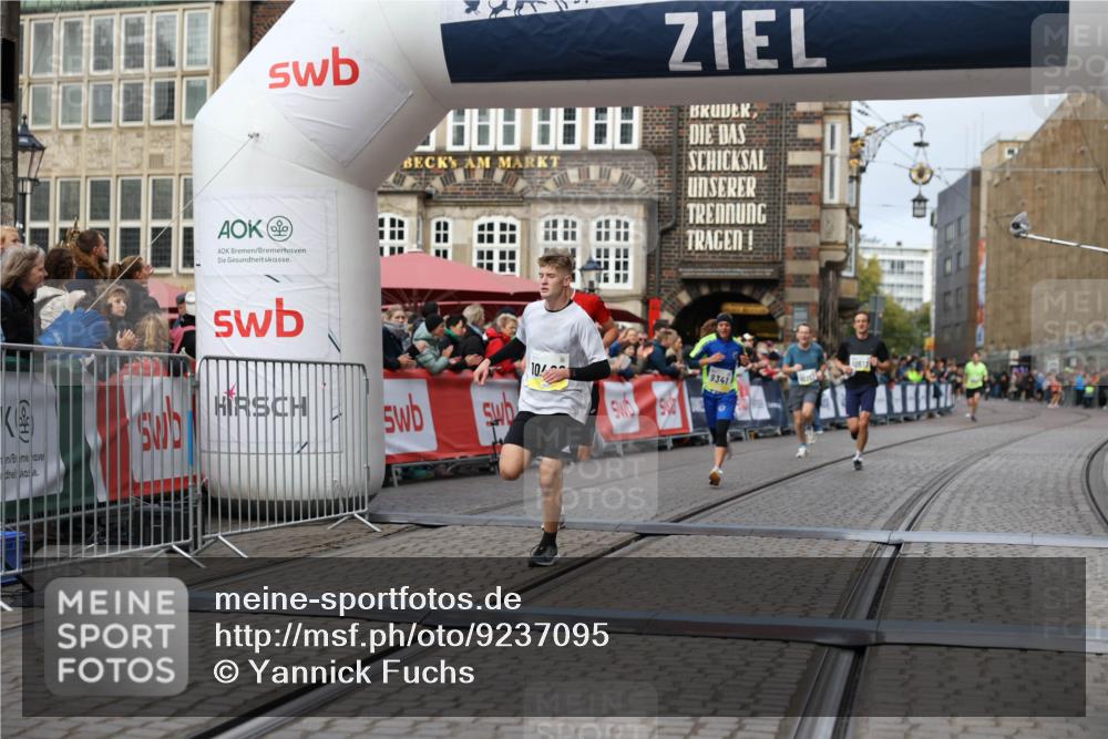 05.10.2025 - 20. swb-Marathon Bremen Yannick Fuchs http://msf.ph/oto/9237095 05.10.2025 10:38:52 Ziel 9341, 10352, 10409, 10517, 10862, 11132 meine-sportfotos.de