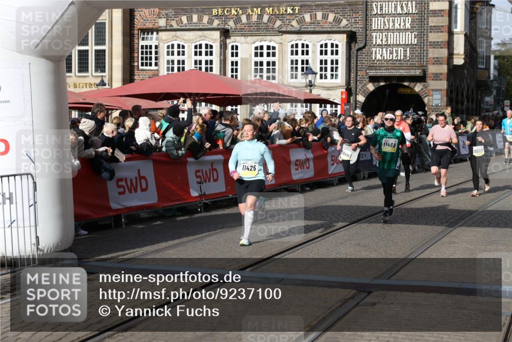05.10.2025 - 20. swb-Marathon Bremen Yannick Fuchs http://msf.ph/oto/9237100 05.10.2025 11:06:06 Ziel 9355, 9931, 10095, 10587, 10597, 11134, 11425, 11468 meine-sportfotos.de