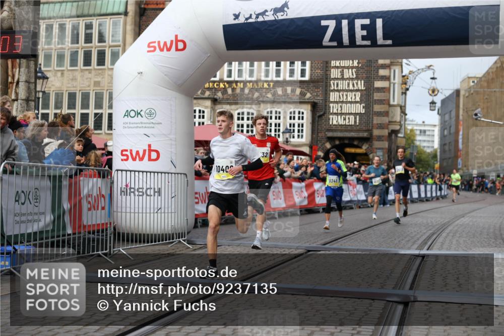 05.10.2025 - 20. swb-Marathon Bremen Yannick Fuchs http://msf.ph/oto/9237135 05.10.2025 10:38:53 Ziel 9341, 10352, 10409, 10517, 10862, 11132 meine-sportfotos.de