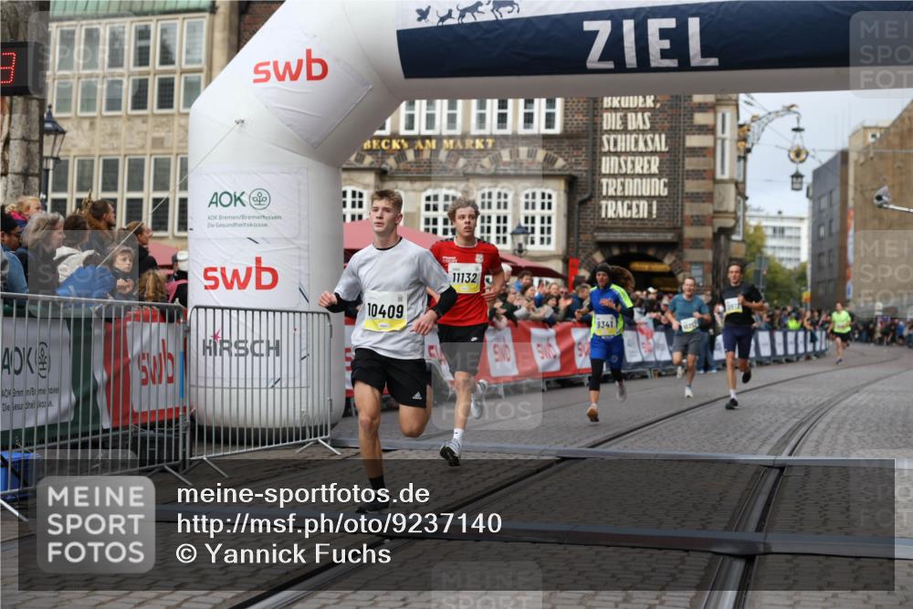 05.10.2025 - 20. swb-Marathon Bremen Yannick Fuchs http://msf.ph/oto/9237140 05.10.2025 10:38:53 Ziel 9341, 10352, 10409, 10517, 10862, 11132 meine-sportfotos.de